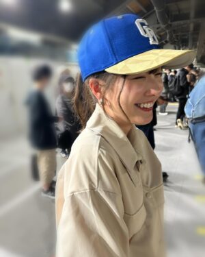 Haruna Muranaka Instagram - プロ野球の開幕戦観に行ってから応援歌が頭から離れない笑

🎵いいぞ〜頑張れ〜ドラゴンズ〜
 燃えよドラゴンズ〜🐲

大人になってからの方が野球観戦どんどん好きになってる⚾️

#中日ドラゴンズ #中日 #ドラゴンズ 
#神宮球場 #プロ野球 #開幕戦 #野球観戦