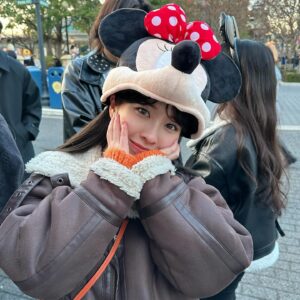 Haruna Muranaka Instagram - Merry Christmas🎅🎄(1日遅れたけど笑)
もう年末だねー。
街の至る所で「良いお年を〜」って言葉を耳にすると、もう今年も終わりかあって実感が湧いてきて、なんかちょっと寂しい気持ちとまた新しい一年が始まるワクワクが混ざり合った何とも言えない気持ち。

お正月は毎年家族で東北のおじいちゃんちに行って、ゆったりテレビ観たりトランプしたり笑
皆さんも素敵な年末年始をお過ごしください☺︎

#クリスマス #クリスマスイブ #メリークリスマス #年の瀬 #年末 #年末年始 #お正月 #帰省 #家族時間