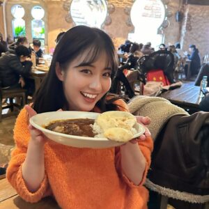Haruna Muranaka Instagram - Merry Christmas🎅🎄(1日遅れたけど笑)
もう年末だねー。
街の至る所で「良いお年を〜」って言葉を耳にすると、もう今年も終わりかあって実感が湧いてきて、なんかちょっと寂しい気持ちとまた新しい一年が始まるワクワクが混ざり合った何とも言えない気持ち。

お正月は毎年家族で東北のおじいちゃんちに行って、ゆったりテレビ観たりトランプしたり笑
皆さんも素敵な年末年始をお過ごしください☺︎

#クリスマス #クリスマスイブ #メリークリスマス #年の瀬 #年末 #年末年始 #お正月 #帰省 #家族時間