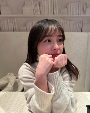 Haruna Muranaka Instagram - 夜サウナでヒーリングしてスッキリしたあ。
5ととのいぐらいはしたかな。
乾燥で肌荒れ気味だからパックしてクリームも塗りたくったら肌もっちもち🧖‍♀️この時期はこってりクリームに尽きる。
ピーリング系の美容液は一旦お休みにしとこ。

#スキンケア #乾燥 #乾燥肌 #乾燥肌対策 #保湿 #保湿ケア #クリーム #化粧水 #トナー #美容液 #ヒーリング #セラム #theordinary #乳酸ピーリング #魔女工場 #manyofactory #ナイアシンアミド #anua #アヌア #ドクダミ
