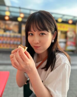 Haruna Muranaka Instagram - もう6月だね〜🌱早い、、、！！
暑い季節がやってくる、、、(スーパー冬派の人間です)
今年も楽しんで夏を乗り切ろう🫡

写真はミニ肉まん食べてにんまりの私。笑

#6月 #初夏 #肉まん #もぐもぐ