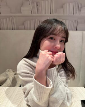 Haruna Muranaka Instagram - 夜サウナでヒーリングしてスッキリしたあ。
5ととのいぐらいはしたかな。
乾燥で肌荒れ気味だからパックしてクリームも塗りたくったら肌もっちもち🧖‍♀️この時期はこってりクリームに尽きる。
ピーリング系の美容液は一旦お休みにしとこ。

#スキンケア #乾燥 #乾燥肌 #乾燥肌対策 #保湿 #保湿ケア #クリーム #化粧水 #トナー #美容液 #ヒーリング #セラム #theordinary #乳酸ピーリング #魔女工場 #manyofactory #ナイアシンアミド #anua #アヌア #ドクダミ