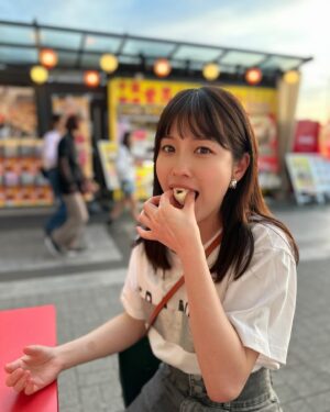 Haruna Muranaka Instagram - もう6月だね〜🌱早い、、、！！
暑い季節がやってくる、、、(スーパー冬派の人間です)
今年も楽しんで夏を乗り切ろう🫡

写真はミニ肉まん食べてにんまりの私。笑

#6月 #初夏 #肉まん #もぐもぐ