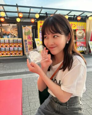 Haruna Muranaka Instagram - もう6月だね〜🌱早い、、、！！
暑い季節がやってくる、、、(スーパー冬派の人間です)
今年も楽しんで夏を乗り切ろう🫡

写真はミニ肉まん食べてにんまりの私。笑

#6月 #初夏 #肉まん #もぐもぐ