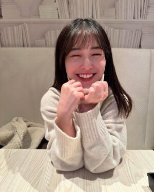 Haruna Muranaka Instagram - 夜サウナでヒーリングしてスッキリしたあ。
5ととのいぐらいはしたかな。
乾燥で肌荒れ気味だからパックしてクリームも塗りたくったら肌もっちもち🧖‍♀️この時期はこってりクリームに尽きる。
ピーリング系の美容液は一旦お休みにしとこ。

#スキンケア #乾燥 #乾燥肌 #乾燥肌対策 #保湿 #保湿ケア #クリーム #化粧水 #トナー #美容液 #ヒーリング #セラム #theordinary #乳酸ピーリング #魔女工場 #manyofactory #ナイアシンアミド #anua #アヌア #ドクダミ