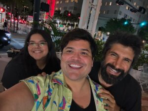 Harvey Guillén Instagram - Guess who’s reunited in Miami for @floridasupercon .: that’s right !! . 
Your favorite vampires favorite vampire 🧛‍♂️ 
Come see us Saturday and Sunday !
