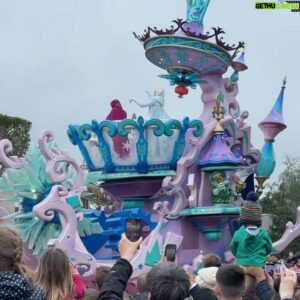 Harvey Mills Instagram - Tilly has been an absolute nightmare at Disney.