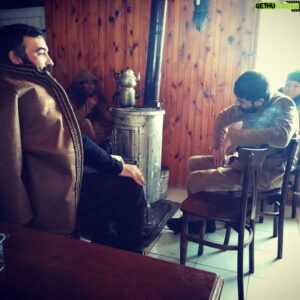Hasan Küçükçetin Instagram - Evet hava soğuk ama soba nın keyfide bi başka oluyormuş canım :)