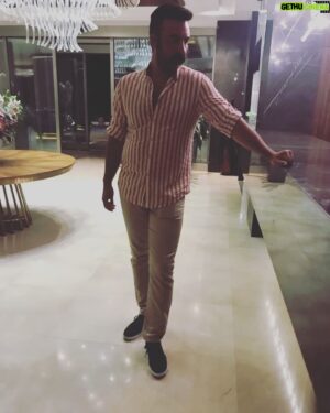 Hasan Küçükçetin Instagram - Anahtarımı beklerken asaletimden vazgeçmem :)