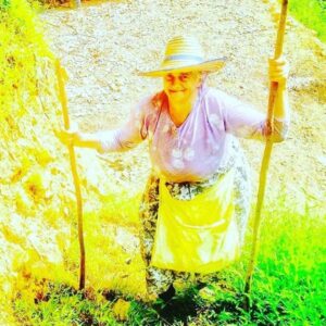 Hasan Yalnızoğlu Instagram - Canım annem.
Çok zormuş annesiz kalmak ,
Çok zormuş Annesiz yaşamak,
Soylenmiyor şarkılar  sensiz,
Gülünmüyor espirilere ayşesiz,
Çocuktuk senle hepimiz,
Bir anda  büyüdük sensiz,
Ne kadar özlesek  de ,
Artık yetimiz hepimiz ... H.y

Bu vesileyle tüm annelerin anneler günü kutlu olsun...
DEGERİNİZ iki kelimeyle ozetlenemez.
Bir kadın herşeydir ,herşey mi nedir ,herşey işte ........... Güzel olan her şey.. aklınıza ne geliyorsa ....
İyi ki varsınız.. #annelergünü #anneler 
#günü #kutlu #olsun  #celebrity #instagram #cananneler
