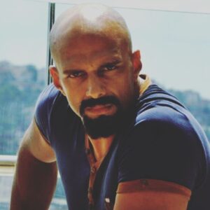 Hasan Yalnızoğlu Instagram - İşte şimdi içimde uyuyan herşey  çapraz dansa kalktı,
Dertler umutla,
Hüzünler mutlulukla,
Gürültüler huzurla,
Keşke cözebilse MÜZİK herşeyi...
#öğrenilmişduygular
#tbt❤️ #tbt🔙 #tb #tbt