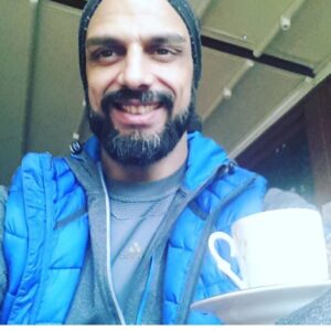 Hasan Yalnızoğlu Instagram - Bir insan aşağılık kompleksinden müzdarip olduğu zaman,
Hata yapınca,ihanet ettiğinde,yalana boğulduğunda,işin içinden çıkamayacağını anladığında,
Aslında daha üstünmüş gibi davranmaya başlar.
Üstünlük kompleksi,
Kişinin aşağılık kompleksinden kaçınma yoludur,
Bir kamuflajdır...
Egosundan arınınca geriye hiç bir şeyi kalmaz o insanların...
İşte o zaman ben dostlarımla ilk önce bir kahve içerim (kahvenin bile 40 yıl hatırı vardır) ,
Sonra da kokuşmuşluğun vücut bulduğu kompleslileri,
çöplüğünde bulduğum yere gömer üstüne de buz gibi suyumu içerim.
İyi geceler değer ve kıymet bilen  insanlar ...
Hayallerin hedefe dönüştüğü yolda buluşmak üzere.. sevgiyle kalın...
#expeditionhappiness
