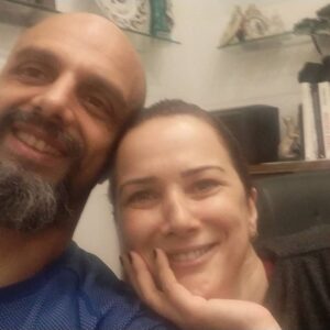 Hasan Yalnızoğlu Instagram - Dediler ki ne biriktirdin bu yaşa kadar ,
Dedim ki insan..(en kıymetli hazine)
Yetmez mi.
Canım arkadaşım @jansetpacal geldi ,
Sohbet ,yemek,spor derken bir de baktık ki bilek güreşi başlamış,
Kazanan mi yine dostluk oldu.
Verdik kafa kafaya baktık şöyle bir hayata,
İnsanlara ,olaylara ,anılara ..
Ve daldık yine hayatın akışına...
İyiki geldin, güldürdün,neşe verdin,mutluluk getirdin..
Artık hafta da 3 gün bol kahkahamız garanti.
Ailemize hoş geldin...