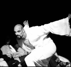Hasan Yalnızoğlu Instagram - Dans öyle bir şeydir ki;
Müzik olmadan da yapılabilir ,
Umut dans ettirir insanı,
Umudun (müziğin) sesini duymayanlar,
Deli sanar insanı,
O an nasıl hareket ettigin değil ,
Seni neyin hareket ettirdiği önemlidir,
Herşey olabilir,
Ve dans şiir gibidir ,
Okuyan başka ,yazan başka hisseder....
#dancers #dance #dansçı #siir #umut #dans #müzik #deli #hareket #okuyan #yazan #hisset #celebrity #tokyo #lacasadepapel #ve #sultansofthedance