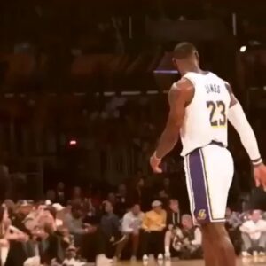 Hasan Yalnızoğlu Instagram - Son buluşma
@kobebryant 
@kingjames 
Henüz 41 yaşında ,ya kızı 11 inanılmaz acı,
İnanılmaz kayıp,
Hayat yine yaptı yapacağını ...
Çok kısa olan hayatımızı severek yaşayalım.
Allah rahmet eylesin ,yakınlarına sabırlar versin,sevenlerine güç....