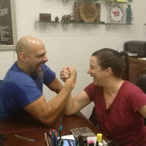 Hasan Yalnızoğlu Instagram - Dediler ki ne biriktirdin bu yaşa kadar ,
Dedim ki insan..(en kıymetli hazine)
Yetmez mi.
Canım arkadaşım @jansetpacal geldi ,
Sohbet ,yemek,spor derken bir de baktık ki bilek güreşi başlamış,
Kazanan mi yine dostluk oldu.
Verdik kafa kafaya baktık şöyle bir hayata,
İnsanlara ,olaylara ,anılara ..
Ve daldık yine hayatın akışına...
İyiki geldin, güldürdün,neşe verdin,mutluluk getirdin..
Artık hafta da 3 gün bol kahkahamız garanti.
Ailemize hoş geldin...
