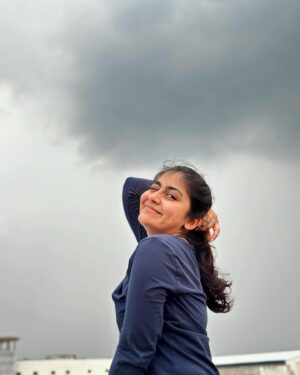 Hasini Anvi Instagram - Varsham ante meku kuda ishtama? 🥹💞

#hasini #hasinianvi