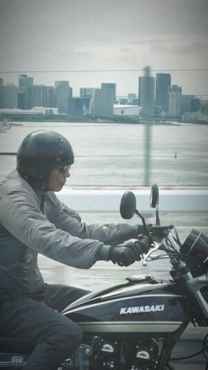 Hayato Ichihara Instagram - “月刊誌BG”6月14日発売！
…今月号にて掲載の貴重な体験は永久保存版です。自ら工場へ足を運びシリンダーヘッドの製造に携わらせていただき、砂型制作、鋳造からエンジン組み立てまでの流れを納めていただきました。もっとも高い信頼をもち日本最先端の技術を備えた　@hiroyuki.jmcと長年Zに寄り添い深い知識と実績をもつ @pams_zが織りなし産まれたシリンダーヘッド @pz_vehicles は…たまりません。全ては…川崎重工業の企業努力の上にあり、重ねた時の数だけ魅力を放つ世界に埋没しています。

…制作の過程にて個人的に一生心に残る出来事があり…涙を堪えながら父に想いを馳せた…。

…すぐにその想いを直接父へ伝えたら…見た事ない顔をして同じ様に涙をにじませてた…。

父が人生の半分以上を費やしたものと初めて交差した…。

色んな想いが重なり大切なものが納められた7月号をきっと誰よりも1番心待ちにしています。
#月刊誌 
#bg
#バイヤーズガイド 
#6月14日発売 
#comingsoon