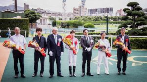 Hayato Ichihara Instagram - 小倉競馬場にて北九州記念の表彰式プレゼンターを務めてさせていただきました。

北九州記念を制されたピューロマジック号と松山騎手、並びにご関係者の皆様おめでとうございます‼︎
心よりお祝い申し上げます。

沢山のお客様とレースの感動や迫力を共に分かち合えたことで、競馬の楽しさや素晴らしさを感じることができた素敵な一日となりました！
#競馬
#小倉競馬場
#北九州記念
#表彰式プレゼンター
#トークショー