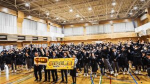 Hayato Ichihara Instagram - 足立区の千寿青葉中学校にて約25年ぶりに現役の給食を3年1組の生徒の皆さんご一緒し、全校生徒を前にお話させていただきました。

未来に計り知れない可能性の溢れる皆様と過ごせた時間は僕にとって財産です。短い時間でしたがかけがえのない時間を共に過ごさせていただき本当にありがとうございました。

さらに、「日本一おいしい給食」を目標に掲げる足立区の給食への取り組みを近藤区長が話して下さり、「味」、「食材」、「献立」、「環境」の配慮に感動いたしました！
こんなにも丁寧に想いを込めて作られた給食は子供達に対して最高のプレゼントですね。
本当においしくて足立区の学校給食は日本の誇りだと感じさせていただきました。

子供たちの未来に素敵な時間が沢山訪れる事を心より願っています！

#子供達ともっと話したかった
#皆んなと一緒に体動かしたりなんなら全校生徒とおにごっこしたかった
#給食が美味しすぎた
#おかわりじゃんけんが楽しすぎた
#給食の為に学校に通う甘利田の気持ちがさらに理解できてしまった
#子供達は日本の希望だ
#みんなの前で久しぶりに逆立ちした
#足立区
#千寿青葉中学校 
#給食
#近藤区長
#映画
#おいしい給食
#5月24日公開