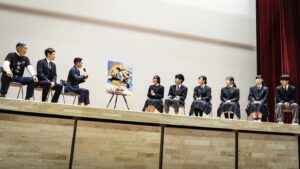 Hayato Ichihara Instagram - 足立区の千寿青葉中学校にて約25年ぶりに現役の給食を3年1組の生徒の皆さんご一緒し、全校生徒を前にお話させていただきました。

未来に計り知れない可能性の溢れる皆様と過ごせた時間は僕にとって財産です。短い時間でしたがかけがえのない時間を共に過ごさせていただき本当にありがとうございました。

さらに、「日本一おいしい給食」を目標に掲げる足立区の給食への取り組みを近藤区長が話して下さり、「味」、「食材」、「献立」、「環境」の配慮に感動いたしました！
こんなにも丁寧に想いを込めて作られた給食は子供達に対して最高のプレゼントですね。
本当においしくて足立区の学校給食は日本の誇りだと感じさせていただきました。

子供たちの未来に素敵な時間が沢山訪れる事を心より願っています！

#子供達ともっと話したかった
#皆んなと一緒に体動かしたりなんなら全校生徒とおにごっこしたかった
#給食が美味しすぎた
#おかわりじゃんけんが楽しすぎた
#給食の為に学校に通う甘利田の気持ちがさらに理解できてしまった
#子供達は日本の希望だ
#みんなの前で久しぶりに逆立ちした
#足立区
#千寿青葉中学校 
#給食
#近藤区長
#映画
#おいしい給食
#5月24日公開