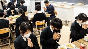 Hayato Ichihara Instagram - 足立区の千寿青葉中学校にて約25年ぶりに現役の給食を3年1組の生徒の皆さんご一緒し、全校生徒を前にお話させていただきました。

未来に計り知れない可能性の溢れる皆様と過ごせた時間は僕にとって財産です。短い時間でしたがかけがえのない時間を共に過ごさせていただき本当にありがとうございました。

さらに、「日本一おいしい給食」を目標に掲げる足立区の給食への取り組みを近藤区長が話して下さり、「味」、「食材」、「献立」、「環境」の配慮に感動いたしました！
こんなにも丁寧に想いを込めて作られた給食は子供達に対して最高のプレゼントですね。
本当においしくて足立区の学校給食は日本の誇りだと感じさせていただきました。

子供たちの未来に素敵な時間が沢山訪れる事を心より願っています！

#子供達ともっと話したかった
#皆んなと一緒に体動かしたりなんなら全校生徒とおにごっこしたかった
#給食が美味しすぎた
#おかわりじゃんけんが楽しすぎた
#給食の為に学校に通う甘利田の気持ちがさらに理解できてしまった
#子供達は日本の希望だ
#みんなの前で久しぶりに逆立ちした
#足立区
#千寿青葉中学校 
#給食
#近藤区長
#映画
#おいしい給食
#5月24日公開