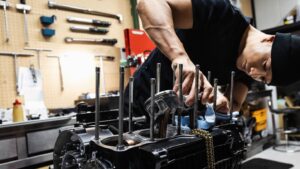Hayato Ichihara Instagram - 愛機(kawasakiZ1)のエンジンの組み立てが始まった。

自らの手で鋳型を作り鋳造し、この過程でしか施せないやり方で自分の名前を加えたシリンダーヘッドはたまらなく痺れる。

JMCとPAMSが徒党を組んで生み出したシリンダーヘッドは本気でたまらない。

CTスキャンをはじめ、3次元測定器や５軸マシニングセンタで精密な品質テストや高度かつ限りなく繊細な技術を駆使して純度100%の日本国産の技が魅せる、引張り強さ、耐力、疲労強度、耐腐食性や機械的強度と放熱性の向上、さらにポート加工での吸排気効率の向上やバルブ加工、カムホルダー加工…etcなど、川崎重工業の職人達が生み出したZのエンジンの潜在的な力を余すこと無く引き出し可能性を見せてくれた‼︎…これは革命だ。

今回、1200ccへのボアアップ、ツインプラグ化などに踏み出し、キャブも変えエンジンを黒く塗装した…それを自らの手で組み立てる。

…理解なんていらない。完全に自己満の世界かもしれない。
分かる人には分かる。これがどれだけ魅力的なことか！

生まれ変わる愛機が楽しみで仕方ない。

もう少し。

火を入れるまで、あと、もう少しだ。
#kawasaki
#z1
#エンジン組み立て
#シリンダーヘッド