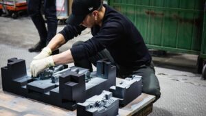 Hayato Ichihara Instagram - 愛機(kawasakiZ1)のエンジンの組み立てが始まった。

自らの手で鋳型を作り鋳造し、この過程でしか施せないやり方で自分の名前を加えたシリンダーヘッドはたまらなく痺れる。

JMCとPAMSが徒党を組んで生み出したシリンダーヘッドは本気でたまらない。

CTスキャンをはじめ、3次元測定器や５軸マシニングセンタで精密な品質テストや高度かつ限りなく繊細な技術を駆使して純度100%の日本国産の技が魅せる、引張り強さ、耐力、疲労強度、耐腐食性や機械的強度と放熱性の向上、さらにポート加工での吸排気効率の向上やバルブ加工、カムホルダー加工…etcなど、川崎重工業の職人達が生み出したZのエンジンの潜在的な力を余すこと無く引き出し可能性を見せてくれた‼︎…これは革命だ。

今回、1200ccへのボアアップ、ツインプラグ化などに踏み出し、キャブも変えエンジンを黒く塗装した…それを自らの手で組み立てる。

…理解なんていらない。完全に自己満の世界かもしれない。
分かる人には分かる。これがどれだけ魅力的なことか！

生まれ変わる愛機が楽しみで仕方ない。

もう少し。

火を入れるまで、あと、もう少しだ。
#kawasaki
#z1
#エンジン組み立て
#シリンダーヘッド