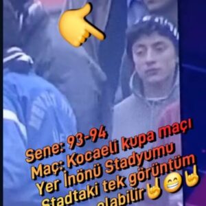 Hayko Cepkin Instagram - Yeni açıkta maçın başlamasını bekliyoruz muhtemelen hahahahah. Klasik şapkam ve delik deşik montum. @amirnecim arkadaşım 93-94 sezonu Kocaeli ile kupa maçının özetini denk gelip seyrederken beni farketmiş. İşin tuhafı biz daha arkadaş değilken o da aynı maçta tribündeymiş. Elimdeki tek arşiv olacak tribündeki tek görüntümü bulduğu için çok teşekkürler valla çok mutlu oldum 🤘🥳🤘