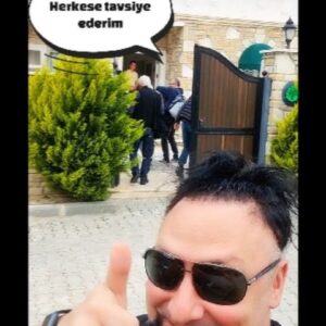 Hayko Cepkin Instagram - @mogollarofficial #selçuk #efes e gelicek, ben de bu bölge de olacağım ve herhangi bir şeye elimi sürmeyeceğim heee..... Yok öyle bir dünya. Beni bilenler Muzurluğuma zaten her zaman katlanır. Maksat gülmek gülümsemek 🤘😁🤘