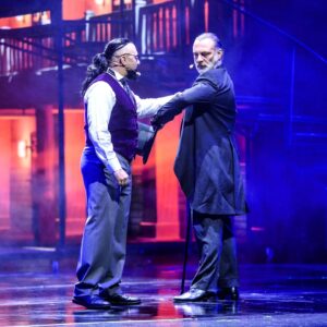 Hayko Cepkin Instagram - Jekyll & Hyde Müzikalimizin  2. Sezonuna Çok özel ve çok anlamlı  bir başlangıç yaptık Harbiye Açıkhavada. Klasik sanat adına, bir müzikal tiyatro ile açıkhavada biletleri tüketmek, gurur verici. Bu kocaman ekip ile, bu çok özel dünya klasiğine arşivlerde kalacak nitelikte hayat vermek ise, çok kıymetli. İkinci sezonumuzda bizim alkışımız bol olsun, sizler de seyrettikçe ruhunuz doysun. Görüşmek üzere 🤘🧿🤘

@haykocepkin @oznurserceler  @sabritulugtirpanofficial
@nerminkocak__ @taner_tuncay @feryguler
@mczaman @umutkurt @deligemisi @tuncaycagiil @cenkbiyik @buket_bahar @oguzturgutgenc @isiktolgayofficial @mirayakovaligil @elerki
@alper_alpman @tubaaydinnnn_ @sedaozgiss
@zuhalmuzik @iremezgimen  @bugrautku @edadiinc @jekyllvehydetr @zorlu_psm @poyrazclick 
@ozgeccn @sevdasezerrr @berfinkarayaka
@guneyyerdogan @aysuyogini @yagmurelifseber @berlkorkmaz @ilterisbkrhn @ildofiglali
@haliseryilmaz @sularaaslan
@ponyomonroe @berendemircii @hazalaraci @ferhatakgun1 @edamimaroglu @unalkantarci @krembrulee @ayrisge @ench_
@mirayysemakuru @kocakirgulcin @aitho
#bizdahaiyisiniyapanakadareniyisibu
#sadecebirkonserdeğil  #konser #consert #live #performance #canlı #ister #keşfet #ister #keşfetme