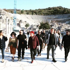 Hayko Cepkin Instagram - Hep adrenalinli haftasonu olacak değil ya🤪  @erkancanburtvin ve @guvenkirac ağabeyler #efes #selçuk u ziyaret edince @filizceritoglusengel başkanımızın da eşliği ile bölgemizin tarihini tatlı bir muhabbet ile karış karış dolaşalım dedik. Beni de kılavuz ilan ettiler 🤗 anlatmaya çalıştım elimden geldiğince. Yayınlanınca görürüz artık neyi nasıl anlatabilmişim🤘🤣🤘. Siz de gezin, siz de görün, siz de hayran olun.