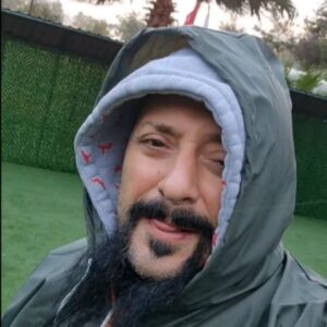 Hayko Cepkin Instagram - Selamlaaar. Kuşadası Fırtına muhabiriniz yine iş başında🥴. Ama bu kez çok özel bir REKLAM FİLMİ ile🤤. Başrollerde üretici firma @egepen #egependeceuninck #izmir Akseki A. Ş. Ve siparişi verip montajını yapan @cebipen firmaları var🥳. Biz bu filmde MAĞDUR olarak yer almaktayız 🤣

Geçtiğimi haftalarda yayınladığım fırtına ile mücadele videosunun sadece bahçedeki halini görmüştünüz. Esas içeride kopan fırtınaları yayınlaMAMIŞTIM . Bu bölgenin yağmuru da fırtınası da sert oluyor diye kışa girmeden evimizde kışa hazırlık tadilatları yaptırdık. Ama açıkcası pişman olduk😔. 'Bir Pimapen ne kadar sorun çıkarabilir ki' diye düşünürken aslında evimize Havuz yaptırdığımızı çok geç farkettik 😜. Şikayetimizi dile getirince @cebipen firmasının sahibi Kadir bey gelip kendi yaptıkları montajın hatalarını düzeltip, @egepen den sipariş ettikleri ürünün eksiklerinden de bahsedip gitti🤔. Bunun üzerine birkaç kez daha su alınca  2-3 kez daha gelip, camların sağını solunu biraz daha silikonlayıp gitti. Ama bu sabah tekrar su alınca iletişim ve sabır yolu ile çözüm bulamadığımız konu için ihtar ve hukuki süreç yolunu seçtik. Cam olmasa ancak bu kadar su alabilecek kadar büyük bir üretim hatası ya da montaj hatası yaptıkları halde dialoglarımıza sessiz kalmaları bence zaten en büyük ayıp. Ben de elimdeki videolardan çok özel REKLAM FİLMİMİ montajlayıp yayınlıyorum. Hata her zaman olabilir ama ölü balık taklidi yaparak sorumluluklardan kaçılamaz. Sevgileeeer 🤘🙏🤘

#bizdahasualanakadarensualınanbu
#kaptansualıyoruz #titanik #celinedion #kovagetir #yağmurfobisi #elektrikçarpmasabari #hallederiz #oişbende