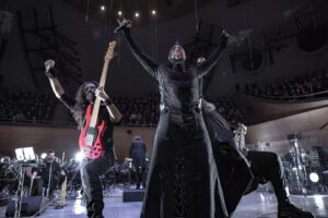 Hayko Cepkin Instagram - 6 mart @csoadaankara konserimizden. Tıklım tıklım ,etkileşimli , interaktif , kahkahalı, göz yaşartmalı gecemizden geceyi anlatan birkaç foto. Foto ile anlatabilmek her ne kadar mümkün olmasa da. 4 mart @vwarena ve 6 mart @csoadaankara gibi bu kendine müstesna ihtişamlı mekanları tıkabasa dolduran bizler ile terleyen, kuduran ve yüzü yüzümüze gülen herkese sonsuz teşekkürler. Öyle bir hafta oldu ki , gah çıktık gökyüzüne seyrettik alemi, gah indik yeryüzüne seyretti alem bizi. Unutmayın #sadebirkonserdeğil ve #bizdahai̇yisiniyapanakadareni̇yisibu 
#bizdahasymphonyğiniyapanakadarensymphonyğibu

#photos : @akinbaraneren
#haykocepkin  @kocakirgulcin @ozgursevinc78 @eventsacrossturkey
@mortal_x @poyrazclick @aitho @burakmalcok @berfinkarayaka @alperakcaytr @erenthesoundengineer @kayhankosar @ufuk.serbest #muratcemergül #özcangüngör #konser #consert #live #performance #anepicsymphony