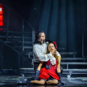 Hayko Cepkin Instagram - Jekyll & Hyde Müzikalimizin  2. Sezonuna Çok özel ve çok anlamlı  bir başlangıç yaptık Harbiye Açıkhavada. Klasik sanat adına, bir müzikal tiyatro ile açıkhavada biletleri tüketmek, gurur verici. Bu kocaman ekip ile, bu çok özel dünya klasiğine arşivlerde kalacak nitelikte hayat vermek ise, çok kıymetli. İkinci sezonumuzda bizim alkışımız bol olsun, sizler de seyrettikçe ruhunuz doysun. Görüşmek üzere 🤘🧿🤘

@haykocepkin @oznurserceler  @sabritulugtirpanofficial
@nerminkocak__ @taner_tuncay @feryguler
@mczaman @umutkurt @deligemisi @tuncaycagiil @cenkbiyik @buket_bahar @oguzturgutgenc @isiktolgayofficial @mirayakovaligil @elerki
@alper_alpman @tubaaydinnnn_ @sedaozgiss
@zuhalmuzik @iremezgimen  @bugrautku @edadiinc @jekyllvehydetr @zorlu_psm @poyrazclick 
@ozgeccn @sevdasezerrr @berfinkarayaka
@guneyyerdogan @aysuyogini @yagmurelifseber @berlkorkmaz @ilterisbkrhn @ildofiglali
@haliseryilmaz @sularaaslan
@ponyomonroe @berendemircii @hazalaraci @ferhatakgun1 @edamimaroglu @unalkantarci @krembrulee @ayrisge @ench_
@mirayysemakuru @kocakirgulcin @aitho
#bizdahaiyisiniyapanakadareniyisibu
#sadecebirkonserdeğil  #konser #consert #live #performance #canlı #ister #keşfet #ister #keşfetme