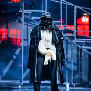 Hayko Cepkin Instagram - Jekyll & Hyde Müzikalimizin  2. Sezonuna Çok özel ve çok anlamlı  bir başlangıç yaptık Harbiye Açıkhavada. Klasik sanat adına, bir müzikal tiyatro ile açıkhavada biletleri tüketmek, gurur verici. Bu kocaman ekip ile, bu çok özel dünya klasiğine arşivlerde kalacak nitelikte hayat vermek ise, çok kıymetli. İkinci sezonumuzda bizim alkışımız bol olsun, sizler de seyrettikçe ruhunuz doysun. Görüşmek üzere 🤘🧿🤘

@haykocepkin @oznurserceler  @sabritulugtirpanofficial
@nerminkocak__ @taner_tuncay @feryguler
@mczaman @umutkurt @deligemisi @tuncaycagiil @cenkbiyik @buket_bahar @oguzturgutgenc @isiktolgayofficial @mirayakovaligil @elerki
@alper_alpman @tubaaydinnnn_ @sedaozgiss
@zuhalmuzik @iremezgimen  @bugrautku @edadiinc @jekyllvehydetr @zorlu_psm @poyrazclick 
@ozgeccn @sevdasezerrr @berfinkarayaka
@guneyyerdogan @aysuyogini @yagmurelifseber @berlkorkmaz @ilterisbkrhn @ildofiglali
@haliseryilmaz @sularaaslan
@ponyomonroe @berendemircii @hazalaraci @ferhatakgun1 @edamimaroglu @unalkantarci @krembrulee @ayrisge @ench_
@mirayysemakuru @kocakirgulcin @aitho
#bizdahaiyisiniyapanakadareniyisibu
#sadecebirkonserdeğil  #konser #consert #live #performance #canlı #ister #keşfet #ister #keşfetme