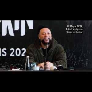 Hayko Cepkin Instagram - 18 Mayıs İnönü stadyumu konseri basın toplantısı. Ön bilgilendirme için kafi bir açıklama içerir. Ama zaten önümüzdeki 5 ay içerisinde bir çok 'manifesto' niteliğinde yayın yapacağız. 🤘😁🤘
#sadecebirkonserdeğil #bizdahaiyisiniyapanakadareniyisibu
#konser #consert #live #performance #ister #keşfet #ister #keşfetme