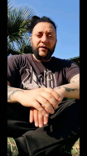 Hayko Cepkin Instagram - Not: yayında ulaşıp destek olan dostlarımıza, İzmir kültür Ekibimizin teker teker ulaşıp, bağışların doğru şekilde aktarılması husunda çalışması, başlamıştır. Ulaştıklarında en doğru şekilde sizleri yönlendireceklerdir.
Yayında görüştüğüm her bir yardımseverin güzel duaları ve o güzel yürekleri şu zor dönemlerin en sıcak ve en umut veren saatleriydi. Birliğimiz daim olsun. Umarım sözümde böyle de olsa durabilmişimdir. Sevgiler saygılar.
Gecede emeği geçen başta @izmirbuyuksehirbelediyesi  başkanımız @tuncsoyer beyefendiye ve eşi Neptün Soyer hanımefendiye ve tüm ekibine teşekkürü bir borç bilirim. @halktvcomtr
2. Not: videoyu kaydederken oğlum Midas kayıtsız kalamadı onun da sesi girdi yayına. Kıyamadım Bi kısmını koydum. Tatlı bir tebessüm yaratır belki bu süreçte.
#birkirabiryuva.org