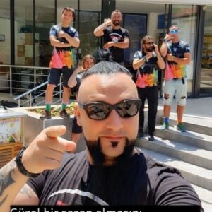 Hayko Cepkin Instagram - Bu sezon Extreme-G de neler yapacağımızı ayrıca anlatacağım. Sezon açılış ilanı için özel olarak çektirdiğimiz bu akıl dolu milyonluk reklam filmimiz🤤 şimdilik şöyle dursun. Ofisimiz artık sahil yolu üstünde. GPS e Extreme-G yazınca çıkıyor zaten. Yoğun turne programının arasında fırsat buldukça hatta her fırsatta ben de uçuşta olmaya çalışacağım . Havada karada görüşmek uzere 🤘🪂🤘

Rezervasyon için 
İnstagram DM : Extreme-G
Ofis tel :  905301556998
Web :Extreme-G.Com