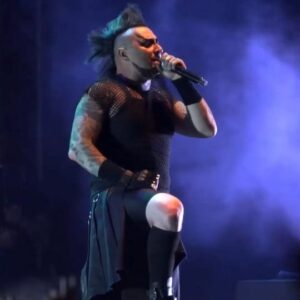 Hayko Cepkin Instagram - Öyle Festivaller vardı ki özel hazırlanırdık. Bunlar zamanında bizim için rockncoke'tu zeytinliydi. Nasıl ki zamanında bu festivallerin büyümesine yayılmasına el verdik elimizi taşın altına soktuk, şimdi sıra Selçuk Efes'te. Doğru organizasyonlar ile eksikleri görerek, geliştirerek çok daha iyilerine imza atılacağına eminim . Çünkü hem bölgemiz çok seviyoruz hem de Belediye başkanımız, Kaymakamımız, Jandarma komutanımız, Emniyet teşkilatımız, bunun dışında  Selçuk için çalışan emekçilerimiz, özveri gösterip daha iyisini sunabilmek için tek bir yumruk olup desteklerini esirgemiyorlar. Biz de sahnemiz ile en özenli şekilde karşınızda olmaya çalışıyoruz. Yanlız Güzel kudurduk, daha da nicelerinde kudururuk 🤘🤣🤘
#sadecebirkonserdeğil
#bizdahaiyisiniyapanakadareniyisibu
#haykocepkin #konser #concert #live #tekgeçerim
#adrenalin #sahne #show #setisfekşın #kudur