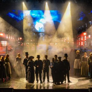 Hayko Cepkin Instagram - Jekyll & Hyde Müzikalimizin  2. Sezonuna Çok özel ve çok anlamlı  bir başlangıç yaptık Harbiye Açıkhavada. Klasik sanat adına, bir müzikal tiyatro ile açıkhavada biletleri tüketmek, gurur verici. Bu kocaman ekip ile, bu çok özel dünya klasiğine arşivlerde kalacak nitelikte hayat vermek ise, çok kıymetli. İkinci sezonumuzda bizim alkışımız bol olsun, sizler de seyrettikçe ruhunuz doysun. Görüşmek üzere 🤘🧿🤘

@haykocepkin @oznurserceler  @sabritulugtirpanofficial
@nerminkocak__ @taner_tuncay @feryguler
@mczaman @umutkurt @deligemisi @tuncaycagiil @cenkbiyik @buket_bahar @oguzturgutgenc @isiktolgayofficial @mirayakovaligil @elerki
@alper_alpman @tubaaydinnnn_ @sedaozgiss
@zuhalmuzik @iremezgimen  @bugrautku @edadiinc @jekyllvehydetr @zorlu_psm @poyrazclick 
@ozgeccn @sevdasezerrr @berfinkarayaka
@guneyyerdogan @aysuyogini @yagmurelifseber @berlkorkmaz @ilterisbkrhn @ildofiglali
@haliseryilmaz @sularaaslan
@ponyomonroe @berendemircii @hazalaraci @ferhatakgun1 @edamimaroglu @unalkantarci @krembrulee @ayrisge @ench_
@mirayysemakuru @kocakirgulcin @aitho
#bizdahaiyisiniyapanakadareniyisibu
#sadecebirkonserdeğil  #konser #consert #live #performance #canlı #ister #keşfet #ister #keşfetme