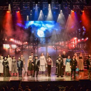 Hayko Cepkin Instagram - Jekyll & Hyde Müzikalimizin  2. Sezonuna Çok özel ve çok anlamlı  bir başlangıç yaptık Harbiye Açıkhavada. Klasik sanat adına, bir müzikal tiyatro ile açıkhavada biletleri tüketmek, gurur verici. Bu kocaman ekip ile, bu çok özel dünya klasiğine arşivlerde kalacak nitelikte hayat vermek ise, çok kıymetli. İkinci sezonumuzda bizim alkışımız bol olsun, sizler de seyrettikçe ruhunuz doysun. Görüşmek üzere 🤘🧿🤘

@haykocepkin @oznurserceler  @sabritulugtirpanofficial
@nerminkocak__ @taner_tuncay @feryguler
@mczaman @umutkurt @deligemisi @tuncaycagiil @cenkbiyik @buket_bahar @oguzturgutgenc @isiktolgayofficial @mirayakovaligil @elerki
@alper_alpman @tubaaydinnnn_ @sedaozgiss
@zuhalmuzik @iremezgimen  @bugrautku @edadiinc @jekyllvehydetr @zorlu_psm @poyrazclick 
@ozgeccn @sevdasezerrr @berfinkarayaka
@guneyyerdogan @aysuyogini @yagmurelifseber @berlkorkmaz @ilterisbkrhn @ildofiglali
@haliseryilmaz @sularaaslan
@ponyomonroe @berendemircii @hazalaraci @ferhatakgun1 @edamimaroglu @unalkantarci @krembrulee @ayrisge @ench_
@mirayysemakuru @kocakirgulcin @aitho
#bizdahaiyisiniyapanakadareniyisibu
#sadecebirkonserdeğil  #konser #consert #live #performance #canlı #ister #keşfet #ister #keşfetme