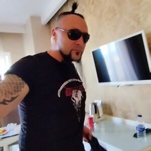 Hayko Cepkin Instagram - Ucu bucağı olmayan ,sizlerden gelen, sınırsız sayıdaki paylaşımlarınızdan, dün gece Mersin'de yaşananları yansıtmaya çalıştım😁. Turne boyunca bu yayınları yapacağım zaten. Her alanda profesyonel çekimler de olacak,ama sizlerden gelenler doğal ve saha içi olduğu için, yaşadıklarınızı, yaşattıklarımızı bizim de görüp hissetmemiz adına çok kıymetli.
Yüzü yüzümüze gülen, bizimle kuduran, terleyen ve de emeği geçen herkese sonsuz teşekkürler. Tekrar görüşmek üzere 🤘🥳🤘 @vahapsecer başkanımıza ilgisi için ayrıca teşekkür ederiz 🤘🙏🤘
Unutmayın ❗❗❗
#bizdahaiyisiniyapanakadareniyisibu 
#sadecebirkonserdeğil 

Not: 22 Temmuz gecesi #izmir #selçuk #efes pamucakta sahilinde yapılacak @whatafest festivalinde bu kudurmanın 5katı için hazırlanmaktayız bizden söylemesi🤘😘🤘
#konser #concert #live #adrenalin #canlımüzik #performans #stage #sahne #festival #show