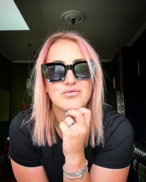 Hayley Sproull Instagram - New year, new hair #inthepinkwinkwink 🌸💕
As always, thanks to @sharihairmakeup!