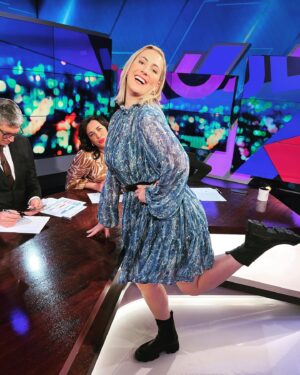 Hayley Sproull Instagram - @kanoalloyd is my biggest fan. @jessemulligannz couldn’t give a fart. #theprojectnz
Dressed by @moochi_ tonight! 🩵💙