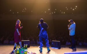 Hayley Sproull Instagram - Fletch, Vaughan & Hayley LIVE on the stage of The Isaac Theatre Royal ✨🤩🎭

We had so much fun celebrating Fletch & Vaughan’s 20 year anniversary in the ‘03 🫶

📸: @vephotographynz