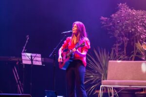 Hayley Sproull Instagram - Pics or it didn’t happen 🤩🎭✨ 

We loved celebrating Fletch & Vaughan’s 20 year anniversary at the beautiful Civic Theatre 🫶

Also yes Hayley is holding exactly what you think 🍆👀

(Don’t worry Christchurch pals, pics to come 🤩)

📸: @beanstalk.cr
