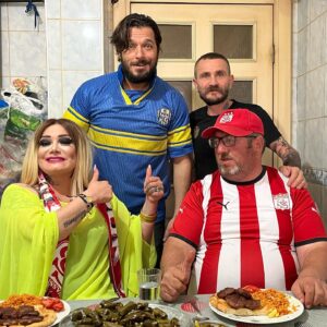 Hayrettin Instagram - İçerde oturuyoruz 4-5 kişiyiz ama grubun içinde farklı insanlar var yukarıdan bi ses yükseldi amiligişegoşegooo 🕺 Videosu profilimde linkte 👆🏼👆🏼👆🏼👆🏼👆🏼👆🏼👆🏼