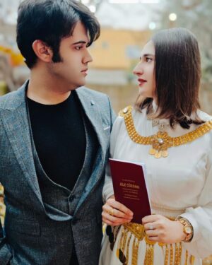 Hazar Deniz BG Instagram - Evlenirken Meleğimle en çok sevdiğim fotoğraflarımız ❣️@melekdusbg_34 ❣️ Bu güzel eserleri çeken canım abime teşekkürler @ezraelsofficial 

Dipnot: O günler çok kiloluydum 🤣🤣🤣
