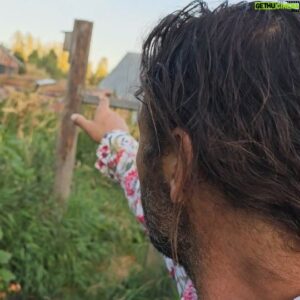Hazen Audel Instagram - I do love to grow plants, I love plants, and so I love me a garden. This is my vegetable garden this year. Pumping out vegetables!! All organic. And living this way brings more and more. The turkeys just came in this year. Having a mess of turkeys is like having a herd of mini dinosaurs eating every possible pest. I don't get many insect Pests in my garden. Because I foster the other local wildlife. I have bird houses strategically placed and they are strategically built to get specific predatory birds that are fantastic at eating and keeping my garden free off pests. But also I have garter snakes and toads and other natural predators it takes shelter in my garden. They get food.  Can I get lots of food in return.
For the most part, insects are not generalists, one species of insect tends to only eat the specific plant its evolved to eat. Certain species or genus, or family of plants have only certain species of insects that like to eat it.
By knowing this I don't plant the same kinds of plants in a group, or a row or close to one another. I separate similar genus of plant. That way if a kind of insect likes a certain plant- It can't reproduce there and simply be able to walk or jump over to the same kind of plant next to it.  Instead, the pests would have to get across a wall of other plants such as tomato plants, plants in the carrot family, plants in the cucumber family, plants in the bean family, the list goes on and on. Having different plants between other plants is like creating a giant protective border around each plant. 

#organicgardening #permaculture #gardeningtips #ecosystems #rewilding #organiclife #gardinorganico #vivaorganico #vidaorganico #gardening #liveofftheland #spokaneboy #spokanedoesntsuck